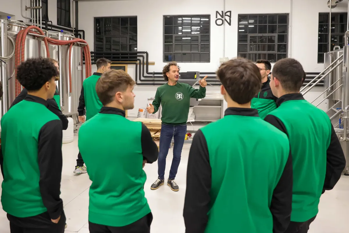 La squadra in visita al birrificio, tra i serbatoi della sala cottura