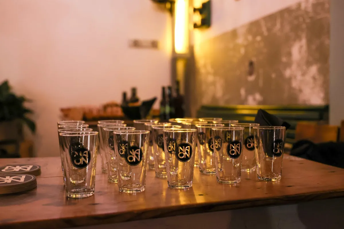 Bicchieri con il logo Naon pronti per la degustazione al Naon Beer Pub