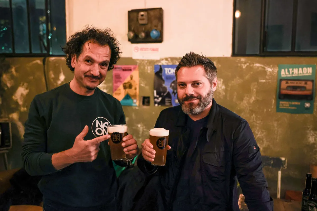 Brindisi con due bicchieri di birra al Naon Beer Pub