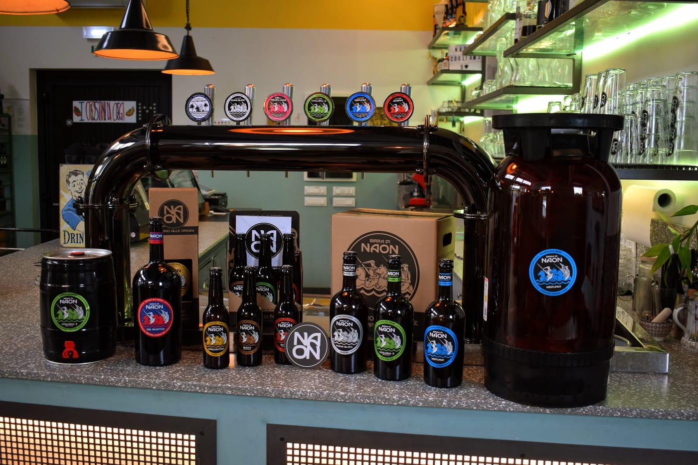 I formati di Birra di Naon sul bancone del pub