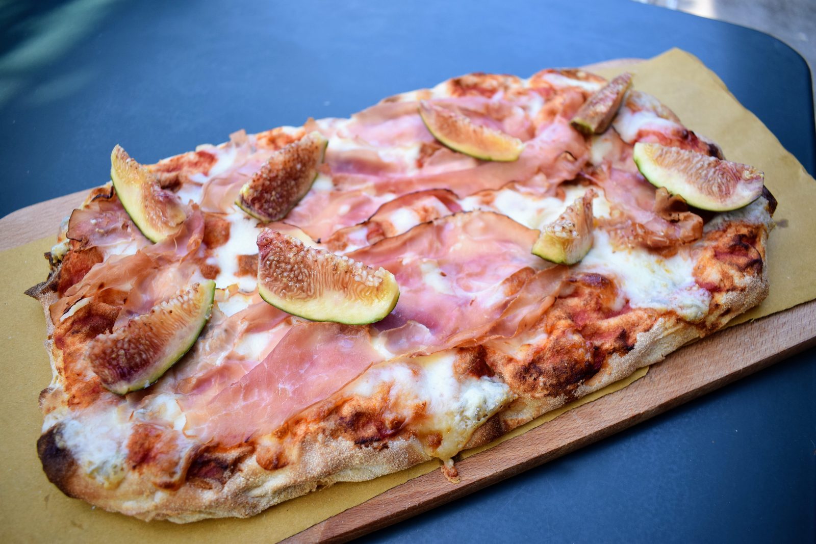 Focaccia con prosciutto e fichi servita al Naon Beer Pub