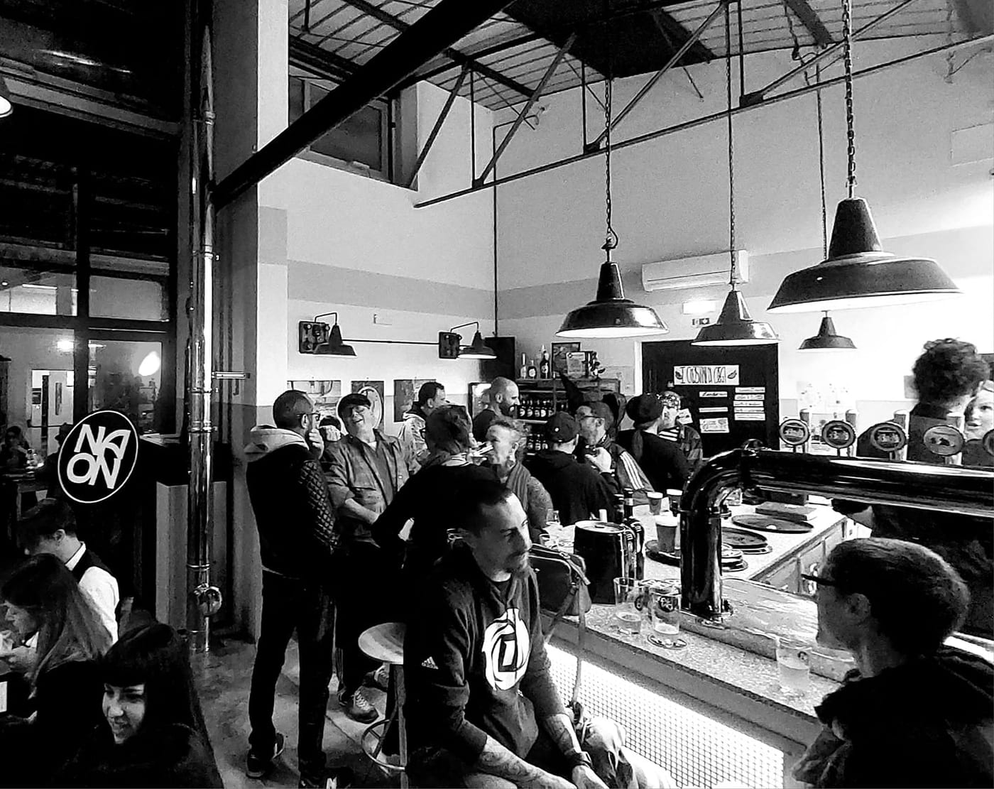 L'interno del Naon Beer Pub con il bancone delle spine