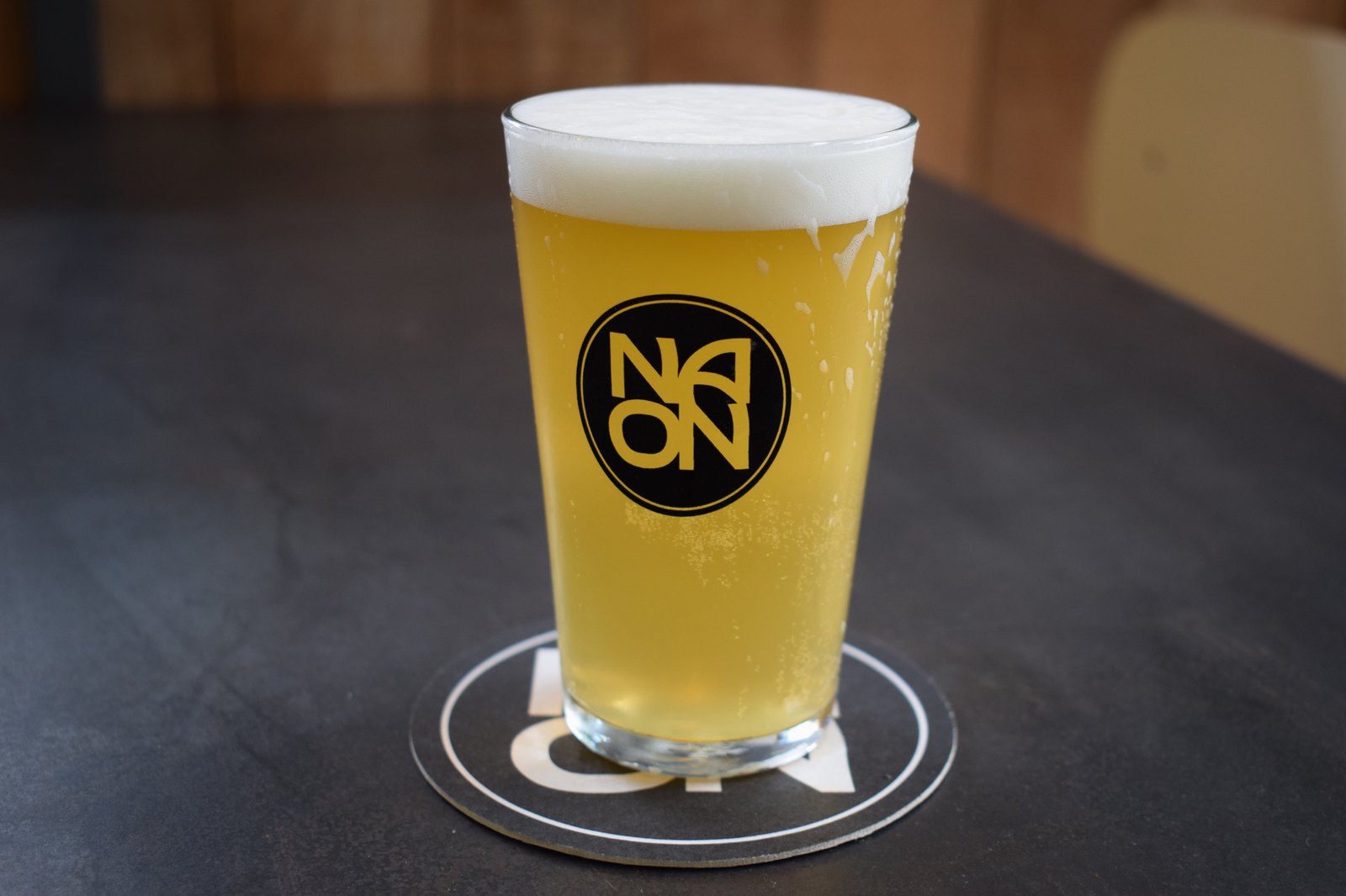 Pinta di Birra di Naon spillata sul tavolo del pub