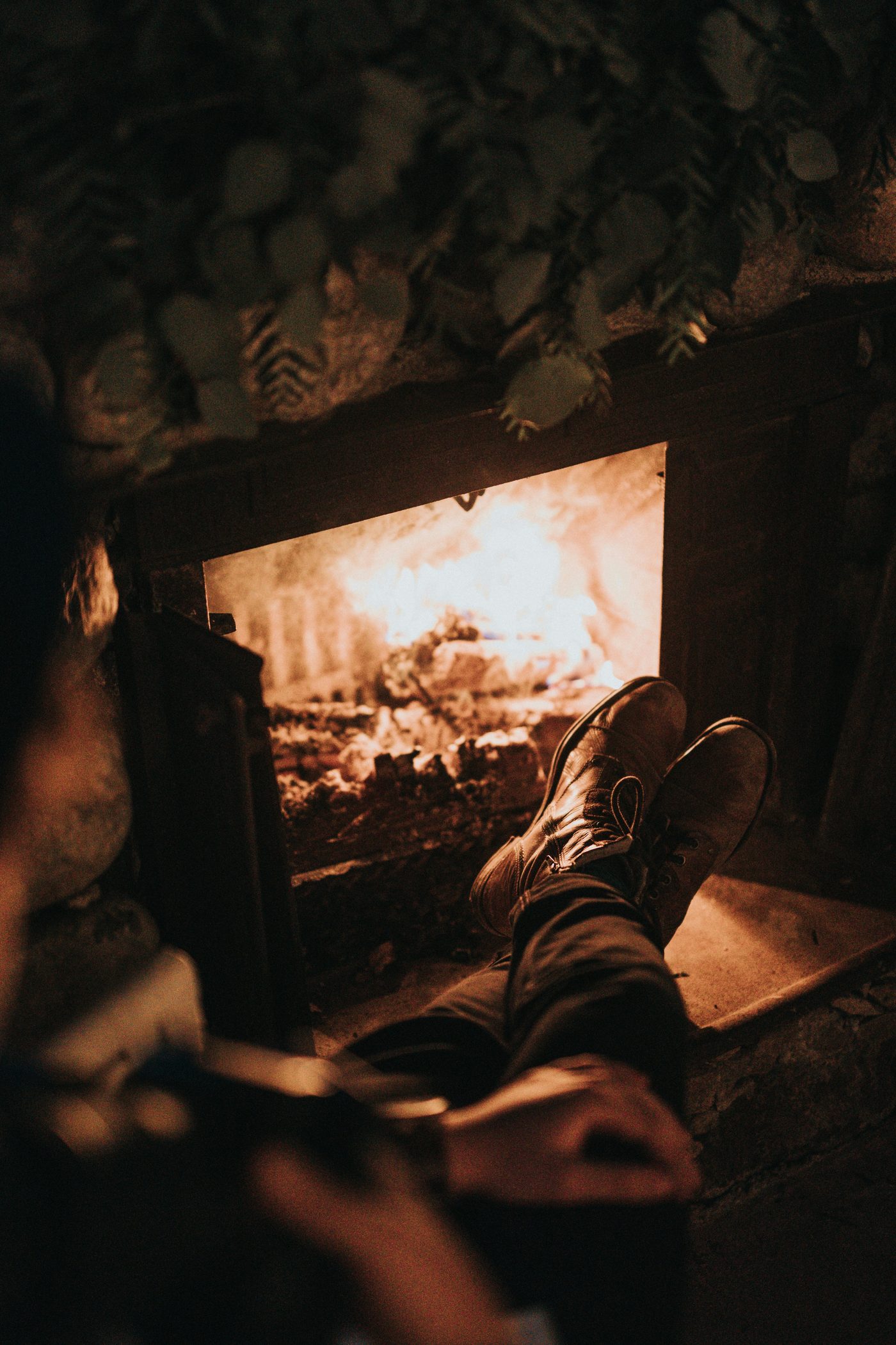 La birra dell'inverno accanto al fuoco