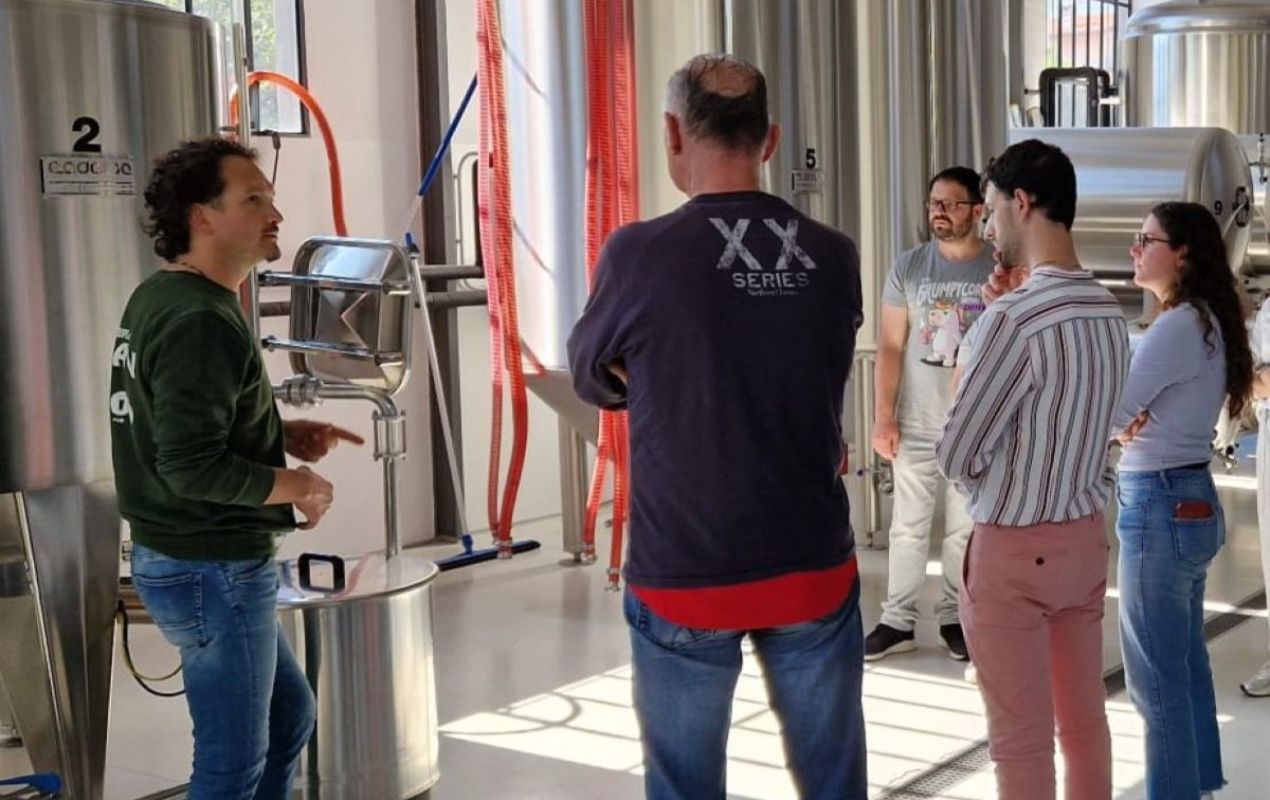 Un gruppo in visita guidata fra i fermentatori della sala cotta